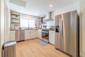 Fridge, microwave, oven, stovetop - Urban Haven in Reno: Charming Studio Retreat (Reno)