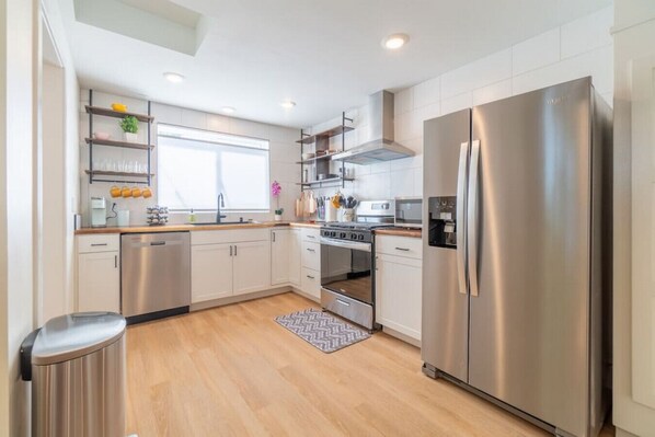 ثلاجة، ميكروويف، فرن، موقد طهي مسطح