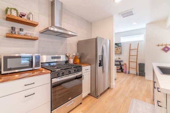 Fridge, microwave, oven, stovetop