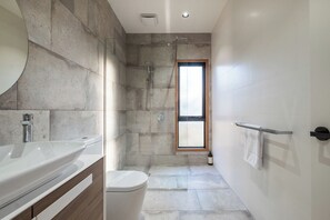 Bathroom - Baden House (Coles Bay)