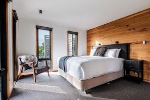 Luxury House | 3 bedrooms, premium bedding, individually furnished, iron/ironing board