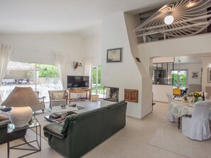 Interior - Stylish family home with piano and private pool (Céreste)