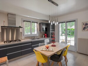 Fridge, microwave, oven, stovetop - Stylish family home with piano and private pool (Céreste)