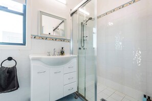 Shower, hair dryer, towels, shampoo