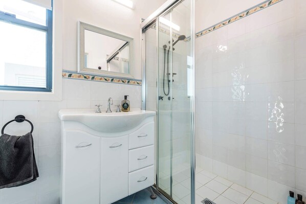 Shower, hair dryer, towels, shampoo - The Hill - Oceanstays (Yamba)