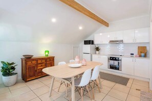 Fridge, microwave, oven, stovetop - The Hill - Oceanstays (Yamba)