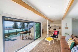 TV - The Hill - Oceanstays (Yamba)