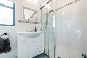 Regadera, secadora de cabello, toallas 