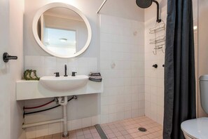 Douche, séchoir à cheveux, serviettes fournies