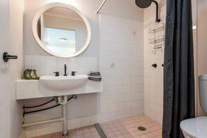 Douche, sèche-cheveux, serviettes fournies