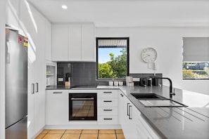 Cafetera y tetera, refrigerador, microondas y horno