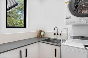 Cafetera y tetera, refrigerador, microondas y horno