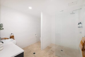 A bathroom with a shower, sink, and toilet. - The Loft by Coast Hosting (Terrigal)