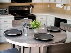 ثلاجة، ميكروويف، فرن، موقد طهي مسطح