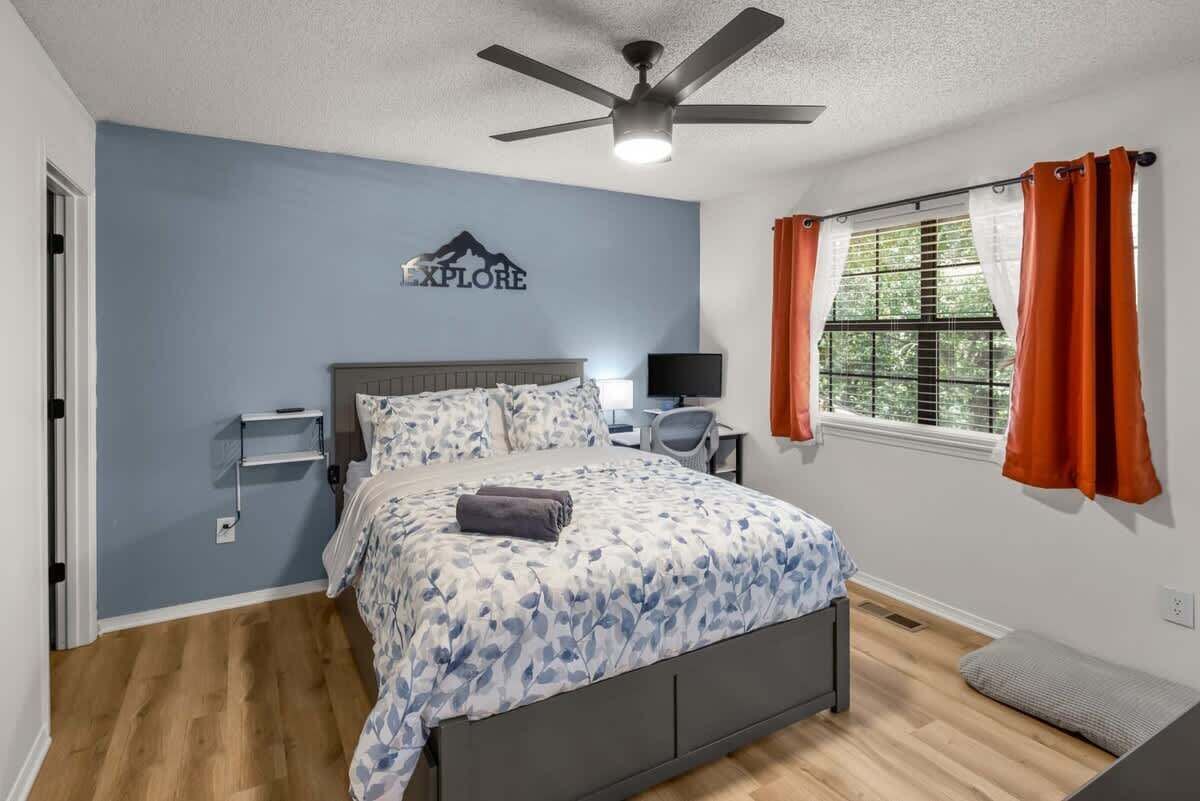 2 chambres, bureau, fer et planche à repasser, lit parapluie