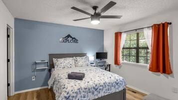 2 sovrum, skrivbord, strykjÀrn/strykbrÀda och resesÀng