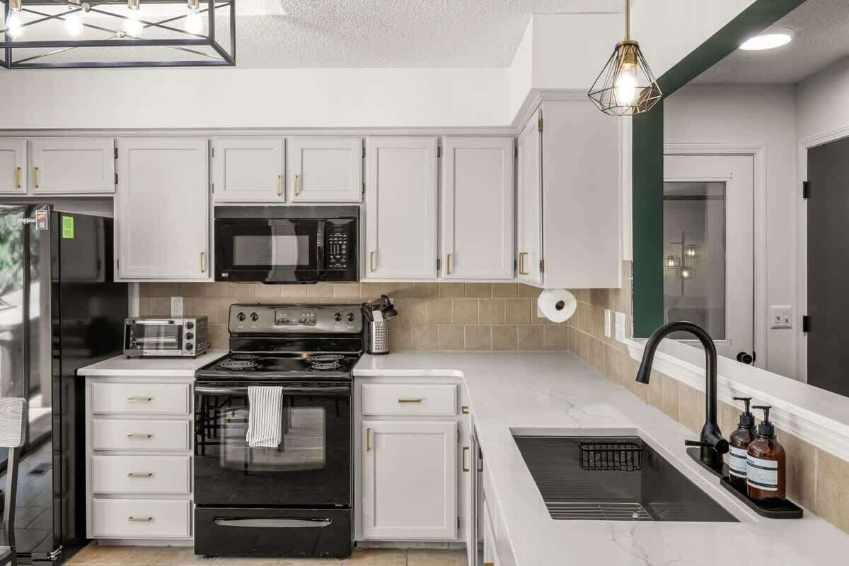 Jääkaappi, mikroaaltouuni, uuni, liesi