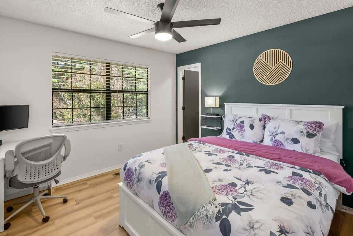 2 bedrooms, desk, iron/ironing board, travel crib