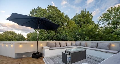 Modern Mansion w Hot Tub and Rooftop Patio