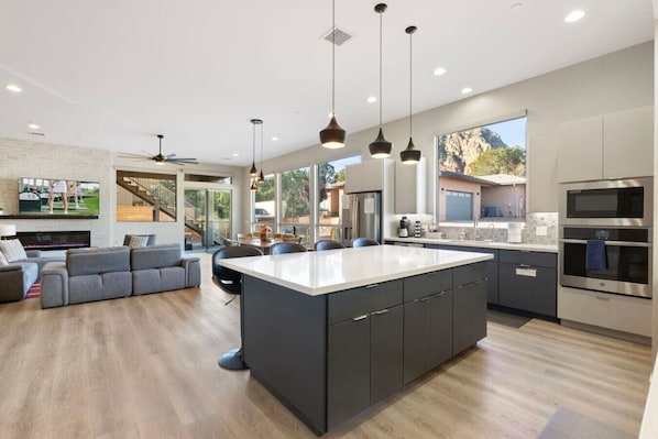 Frigorifero, microonde, forno, piano cottura