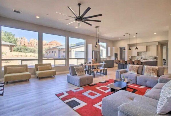 Smart-TV, Kamin, Stereoanlage