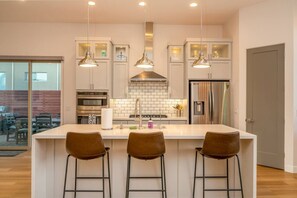 Geladeira, micro-ondas, fogão, cooktop