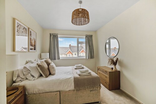Modern, Homely 3 bed in Central Plymouth w/ Parking