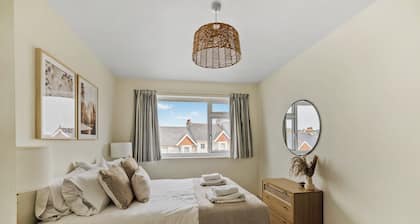 Modern, Homely 3 bed in Central Plymouth w/ Parking