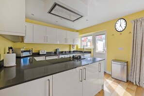 Fridge, microwave, oven, stovetop - Modern, Homely 3 bed in Central Plymouth w/ Parking (Plymouth)