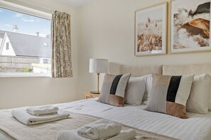 3 bedrooms, desk, iron/ironing board, WiFi - Modern, Homely 3 bed in Central Plymouth w/ Parking (Plymouth)