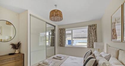 Modern, Homely 3 bed in Central Plymouth w/ Parking