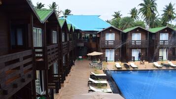 Hồ bơi ngoài trời