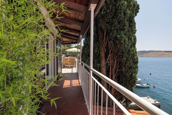 Familienapartment, Mehrere Schlafzimmer, 2 Bäder, Meerseite (Adriatic Pearl Suite) | Terrasse/Patio