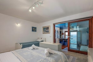 Familieleilighet, 2 soverom, 2 bad, sjøvendt (Seafront Adriatic Pearl Suite) | 2 soverom