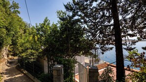Un camino que lleva a un edificio con vista al mar.
