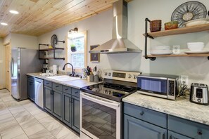 Réfrigérateur, four à micro-ondes, surface de cuisson, lave-vaisselle