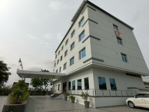 Exterior - Vadpadraka Hotel and Resort (Waghoriya)