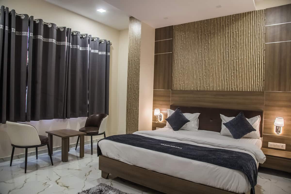 Deluxe Room | 1 bedroom, iron/ironing board, free WiFi