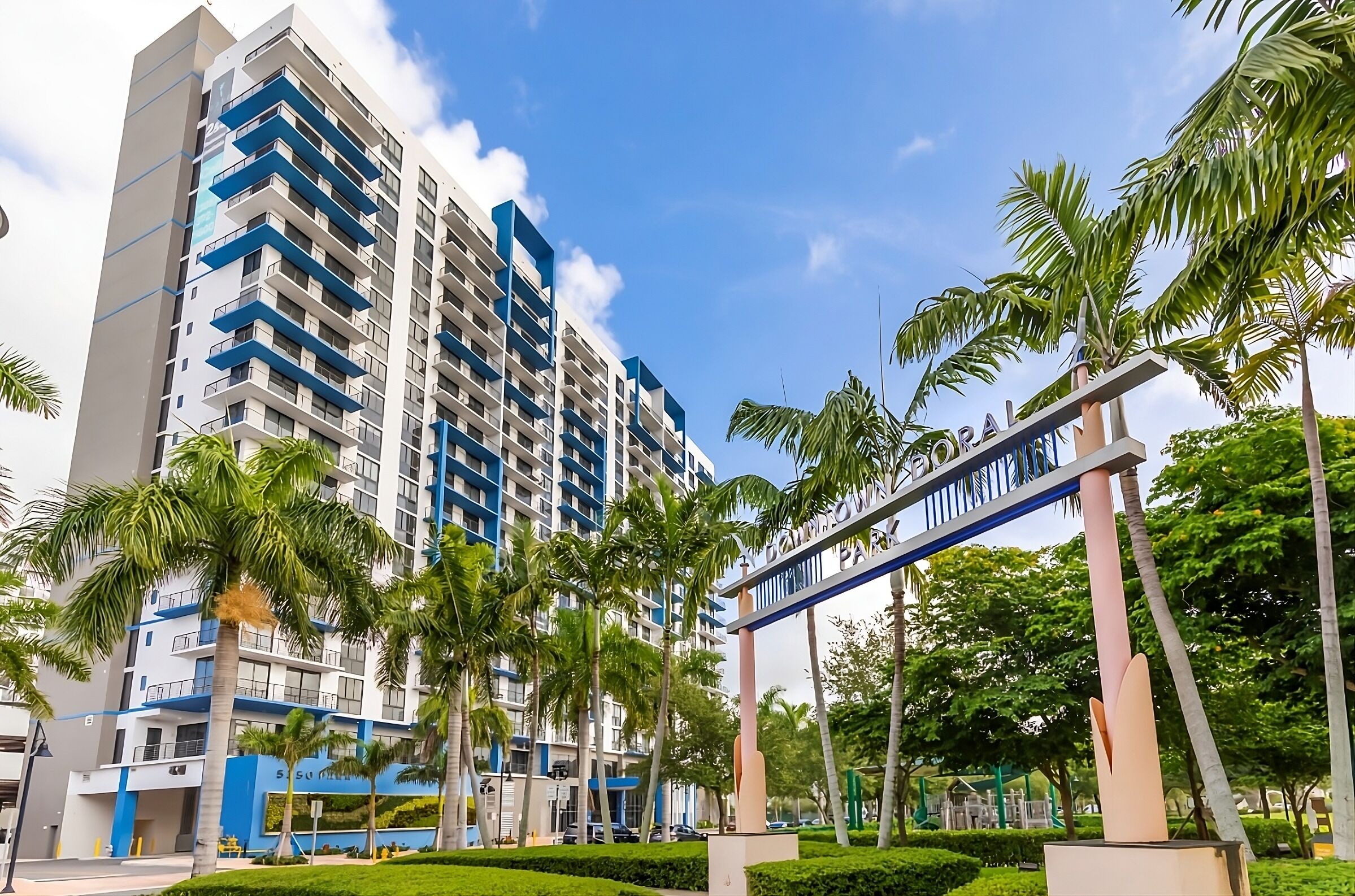 Enjoy a Hassle-Free and Suiting Stay! Pool, Pets Allowed, Unit w/ Balcony