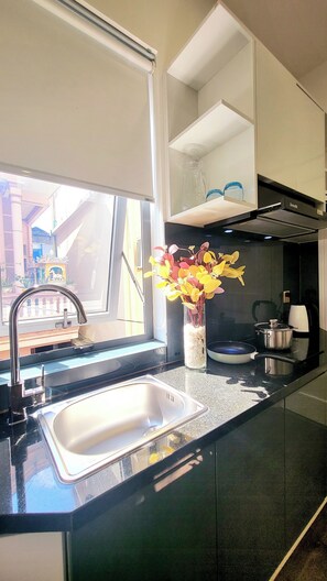 Shared fridge, microwave, electric kettle, cleaning supplies - Amy Hotel And Apartment Hue (Hue)