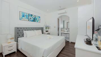 Deluxe Double Room, 1 King Bed, Non Smoking | Minibar, soundproofing, free WiFi, bed sheets