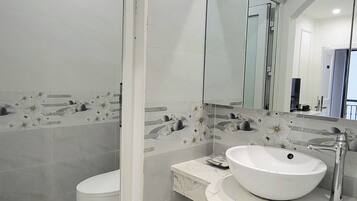 Chuveiro, chuveiro com efeito de chuva, produtos de toalete grátis