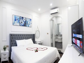 Deluxe Double Room, 1 King Bed, Non Smoking | Minibar, soundproofing, free WiFi, bed sheets