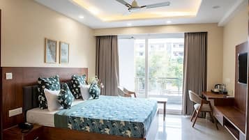 Deluxe kamer | Een minibar, een kluis op de kamer, een bureau, een laptopwerkplek