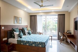 Minibar, in-room safe, desk, laptop workspace - Perch Arbor Cyber City (Gurugram)