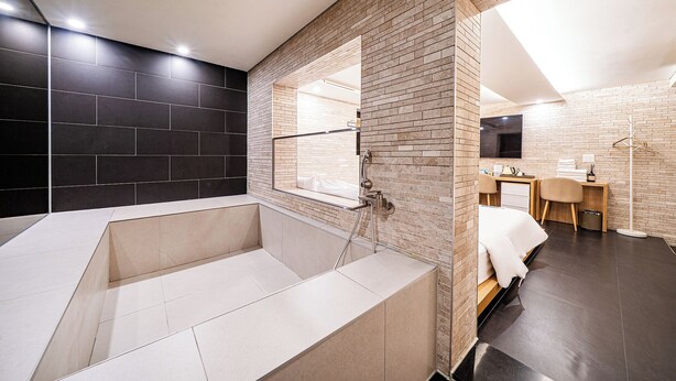 Een moderne badkamer met een ruime badkuip, douche en een wastafelmeubel.