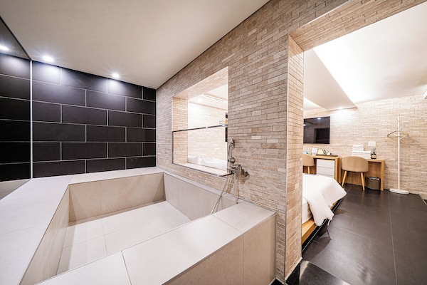 Family Suite, 1 Bedroom, Non Smoking, Private Bathroom | Bathroom | Shower, hair dryer, towels, soap