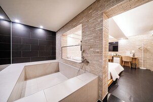 패밀리 스위트, 침실 1개, 금연, 전용 욕실 | 욕실 | 샤워 시설, 헤어드라이어, 타월, 비누