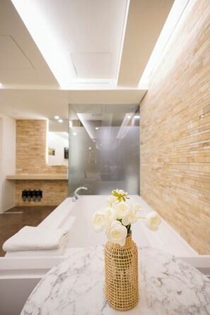 Deluxe dubbelrum | Sängtillbehör av högsta kvalitet, bäddmadrasser och gratis wi-fi