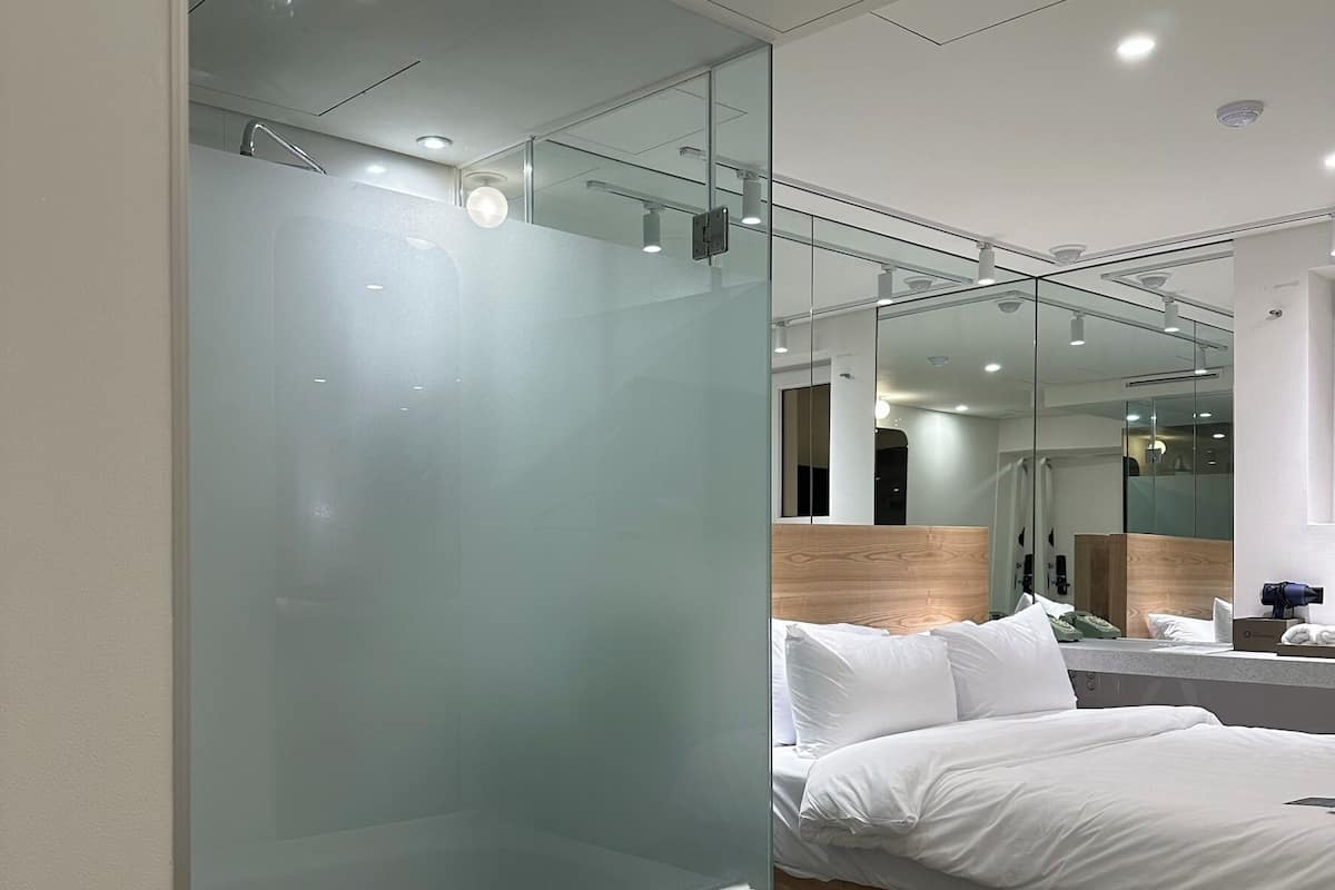 Habitación económica, planta baja | Ropa de cama de alta calidad y colchones con acolchado adicional